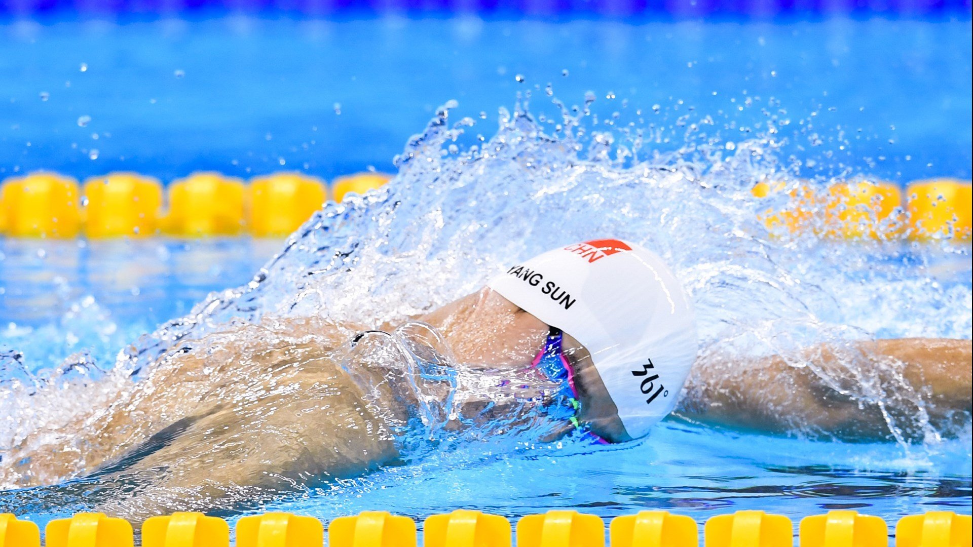 AYX体育-伊朗队替补席席地而坐，原因：雪地太软太舒服，伊朗主场