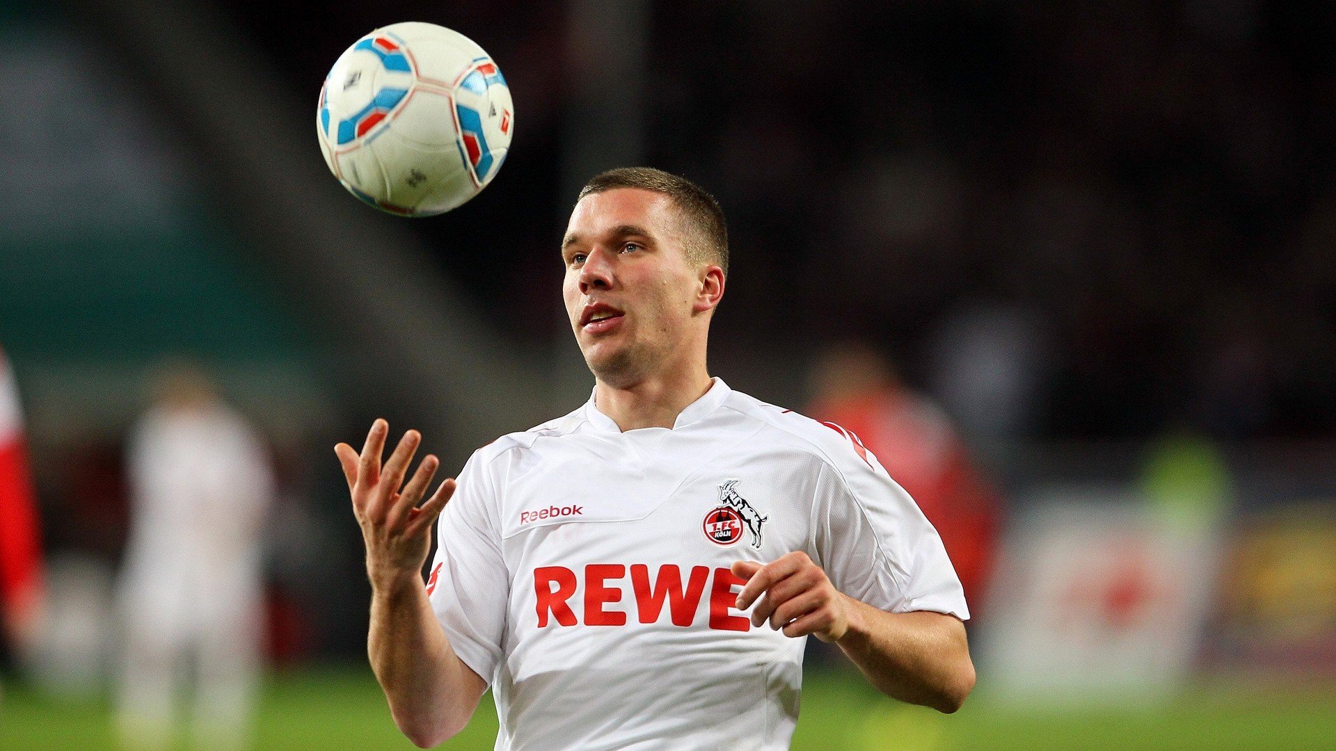 AIYOUXI.COM-城市夜间篮球赛吸引大量年轻群众，焕发城市青春活力，夜晚篮球场的照片真实