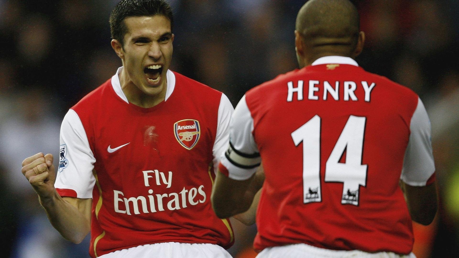 球场内外：运动员的生活与训练故事，运动员在球场训练形容词